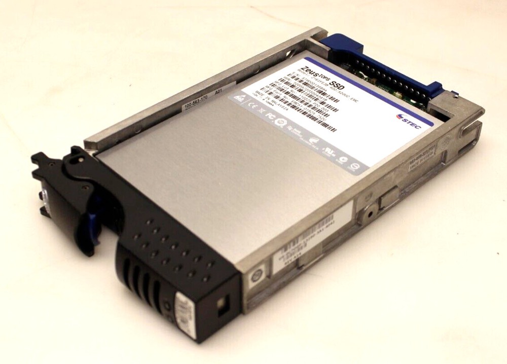 SSD-накопитель 005048999 C70GF NEW EMC Dell 400GB EFD 3.5-inch Solid State Drive (SSD) — фото 1