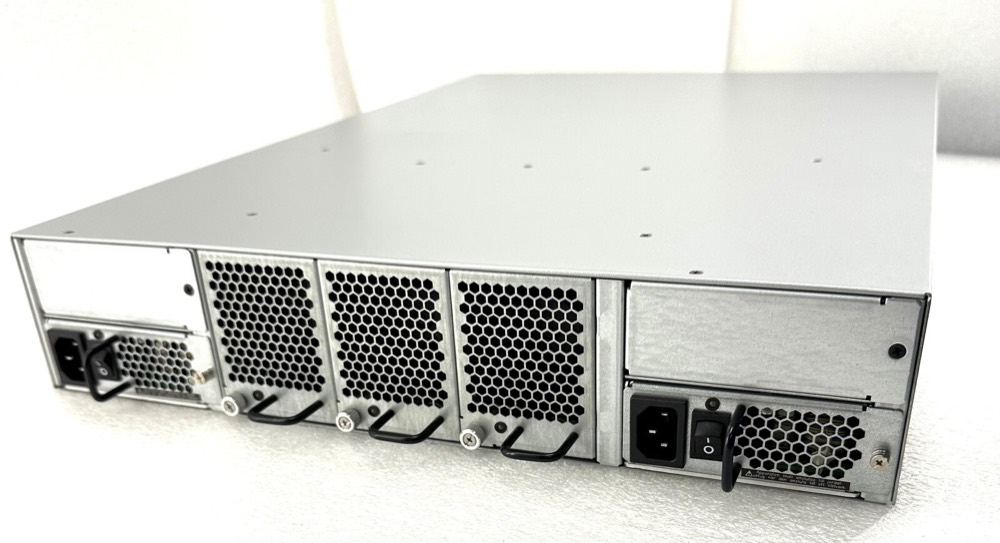 Коммутатор 100-652-537 Dell BROCADE DS-5300B 80-Port 8G Fibre Channel SAN Switch — фото 1