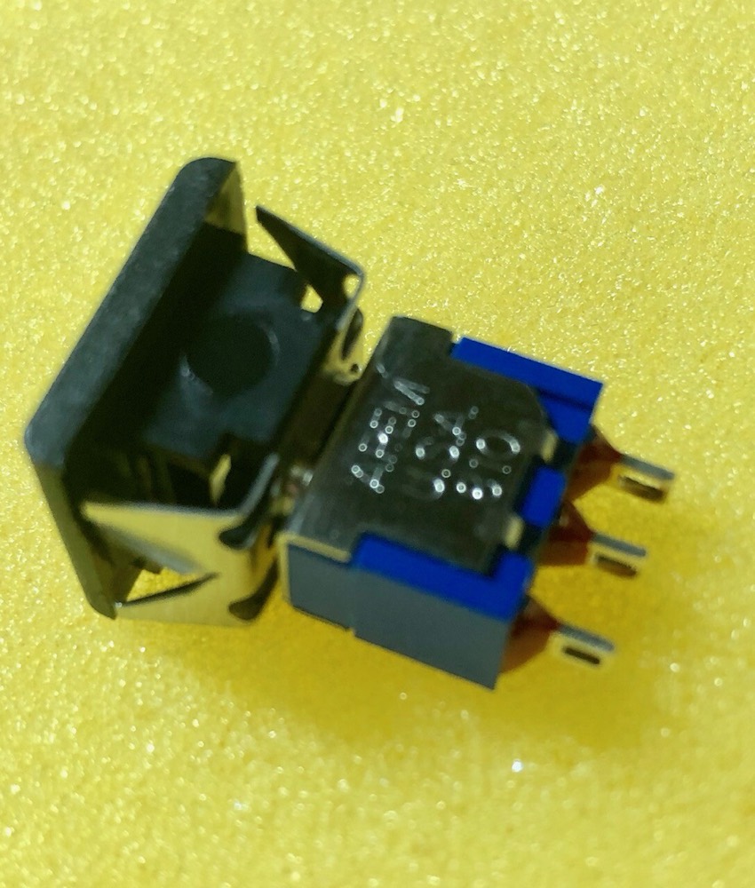 Компонент 810K1M1ZQJ81-22 APEM DPDT NO/NC .4VA Momentary Square Push Button 5 PACK — фото 1
