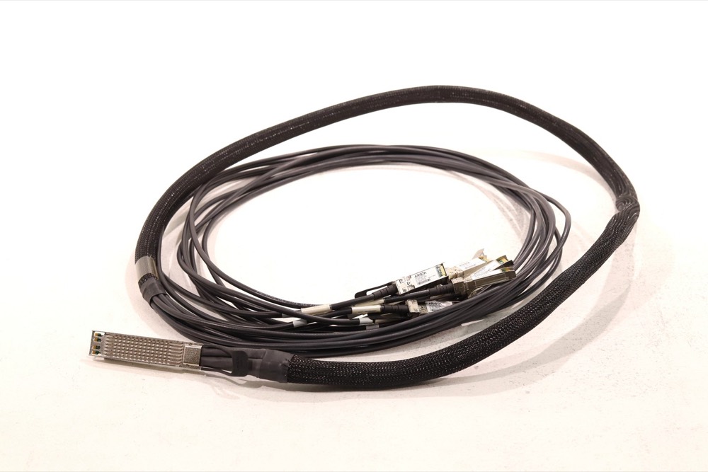 Кабель Arista 3m 9-Feet OSFP To 8XSFP 25GB Twinax Copper Cable P/N: CAB-O-8S-200G-3M — фото 1