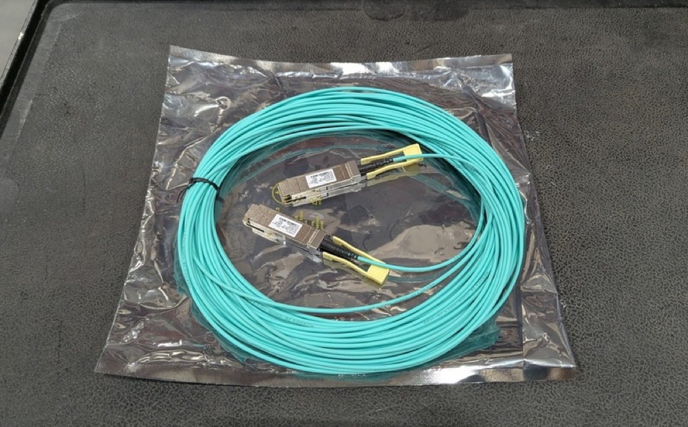 Кабель New Arista AOC-Q-Q-100G-30M 100GbE QSFP to QSFP Active Optical Cable — фото 1