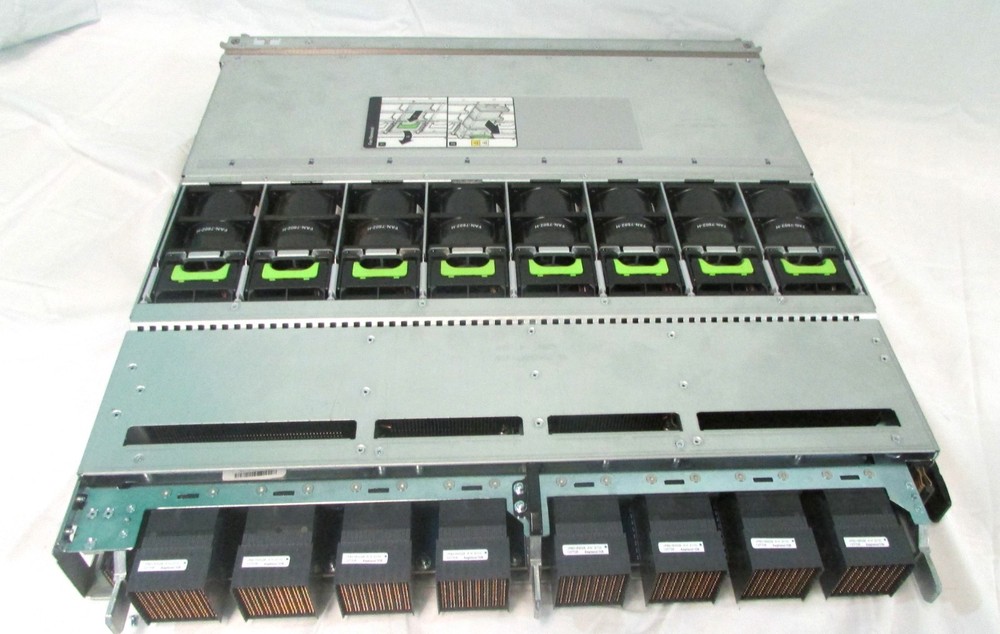 Коммутатор Arista DCS-7808R3-FM2 — фото 1