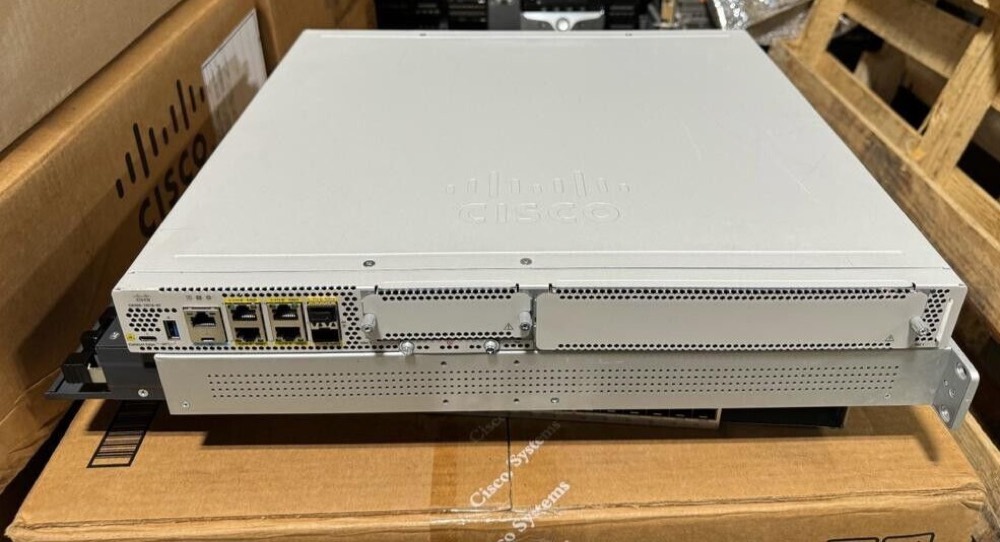 Маршрутизатор Cisco C8300-1N1S-6T — фото 1