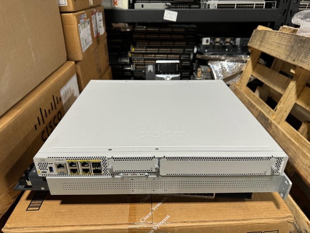Маршрутизатор Cisco C8300-1N1S-6T — фото 2
