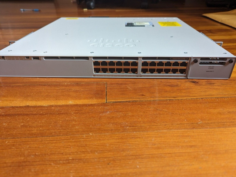 Коммутатор Cisco C9300-24P-E — фото 1
