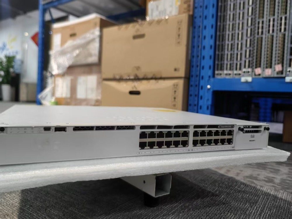 Коммутатор Cisco C9300-24U-A — фото 1