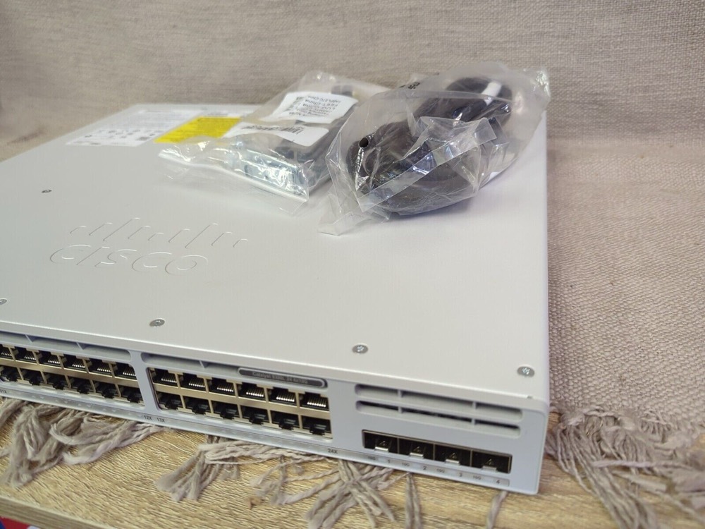 Коммутатор Cisco C9300L-24T-4X-E — фото 3