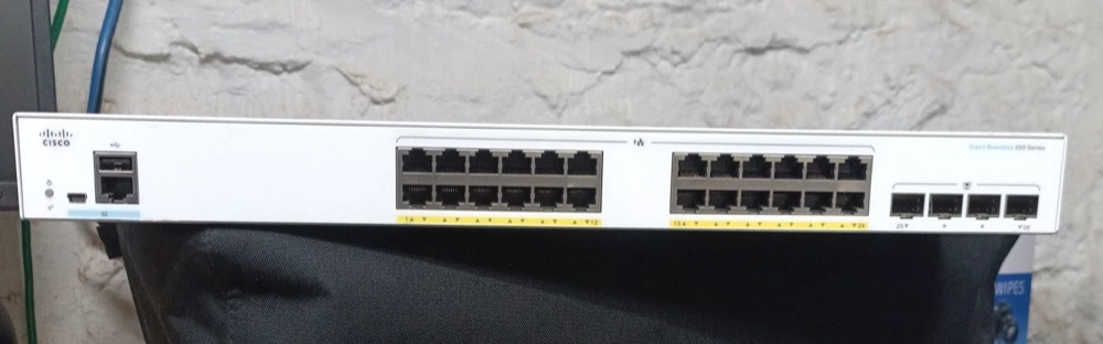 Коммутатор Cisco CBS250-24P-4G — фото 1