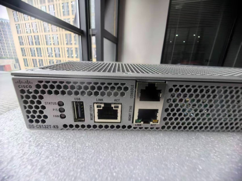 Коммутатор CISCO DS-C9132T-K9 С МОДУЛЕМ M9XT-FC1632 — фото 1