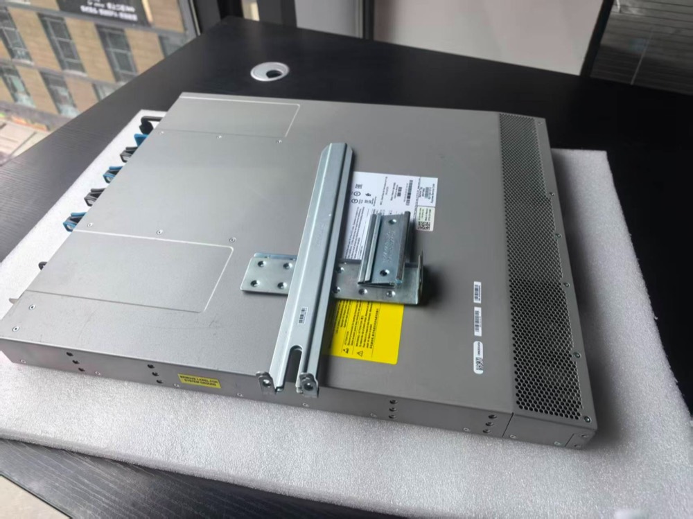 Коммутатор CISCO DS-C9132T-K9 С МОДУЛЕМ M9XT-FC1632 — фото 3