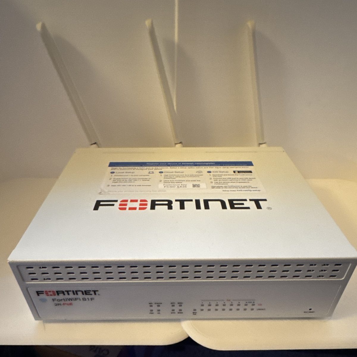 Межсетевой экран Fortinet FortiWiFi FWF-81F-2R — NGFW со встроенным Wi-Fi — фото 1