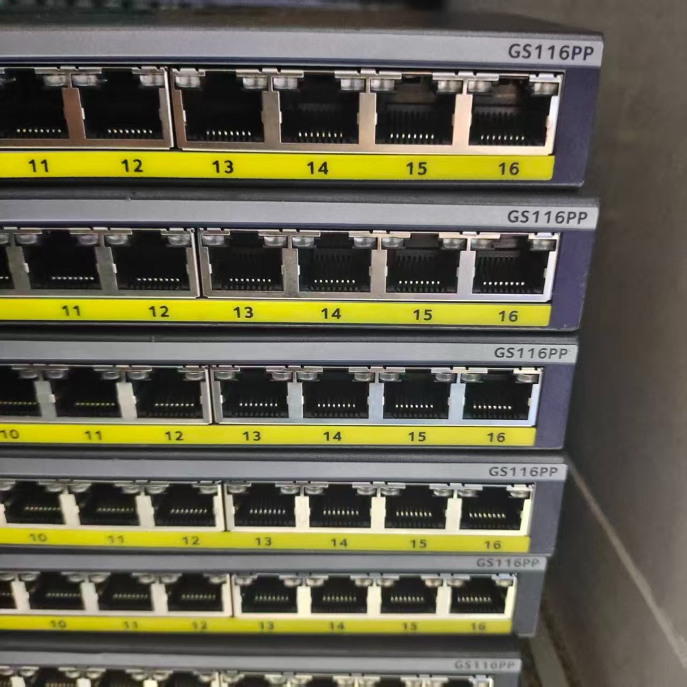 Коммутатор Netgear GS116PP — фото 1