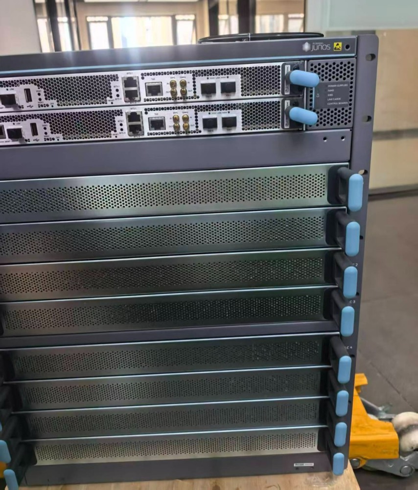 Маршрутизатор Juniper JNP10008 — фото 1