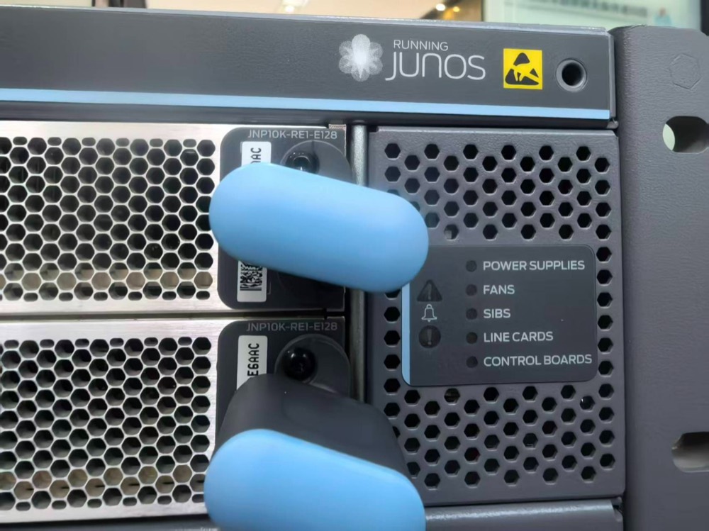 Маршрутизатор Juniper JNP10008 — фото 3