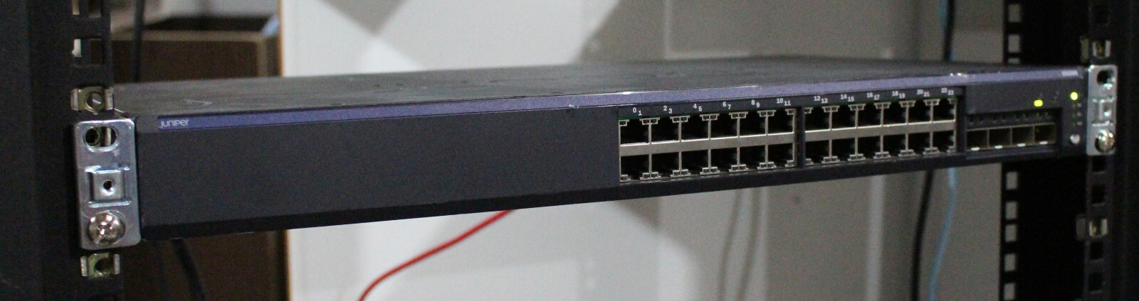 Коммутатор Juniper EX2200-24T, 24 порта 10/100/1000 RJ45 — фото 1