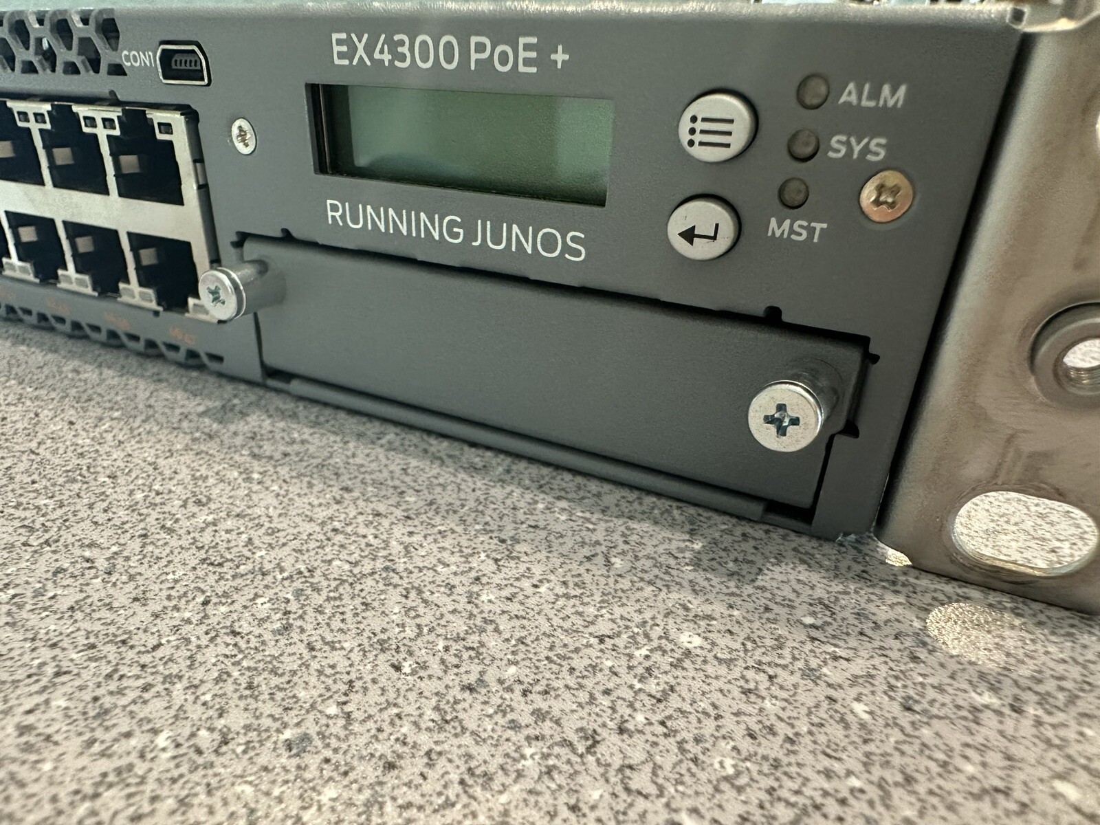 Коммутатор Juniper EX4300-UM-BLNK — фото 1