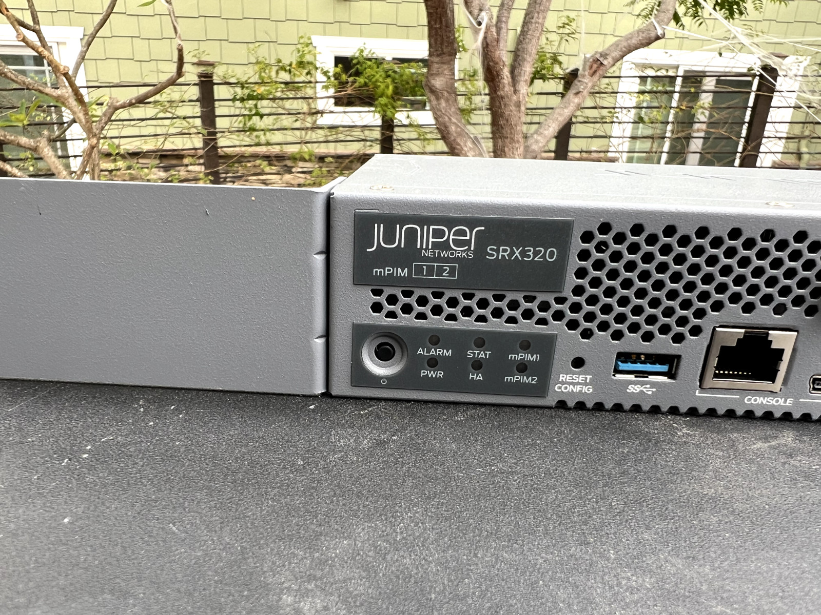Межсетевой экран Juniper SRX320-SYS-JE — фото 1