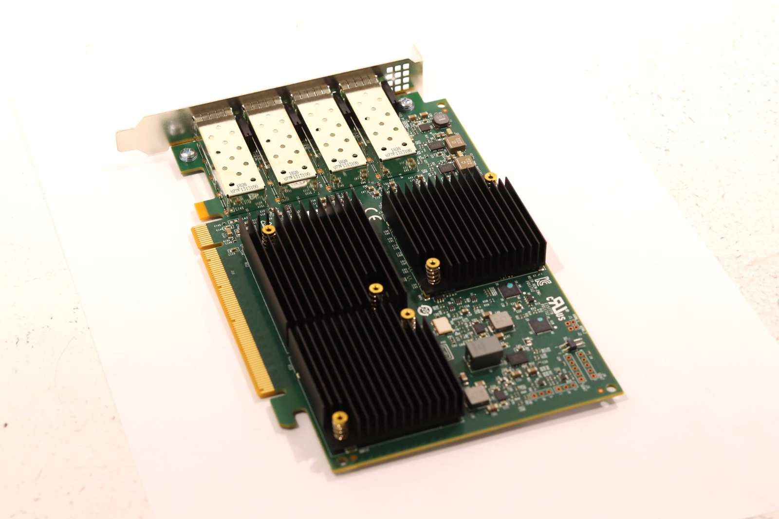 Контроллер HBA-адаптер Emulex LPe31004-M6 16 Гбит/с 4 порта SFP+ Fibre Channel (LPe31004-M6-SIO) — фото 1