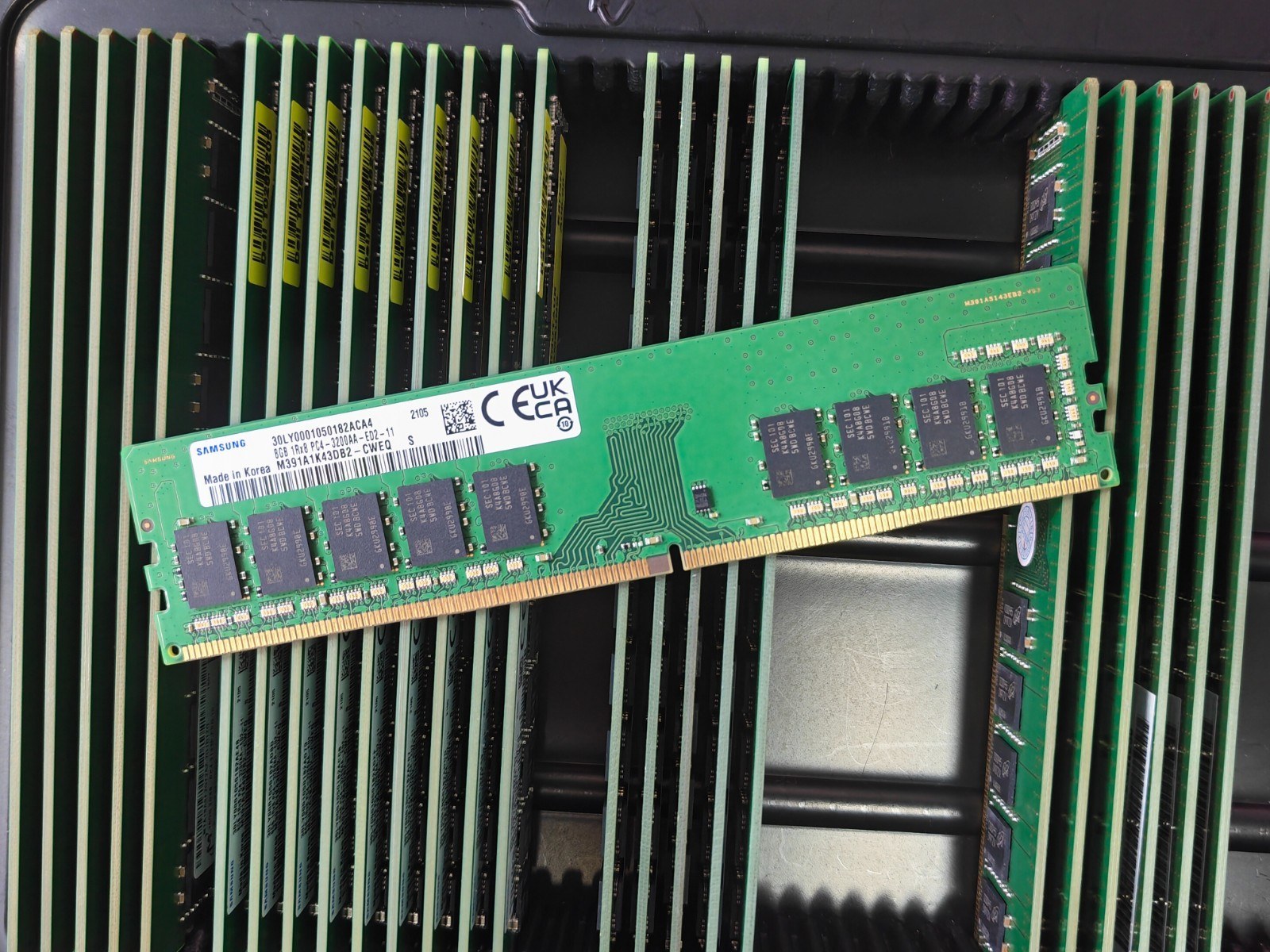 Память Samsung DDR4 8GB ECC UDIMM 1Rx8 3200 МТ/с (M391A1K43DB2-CWE) — фото 2