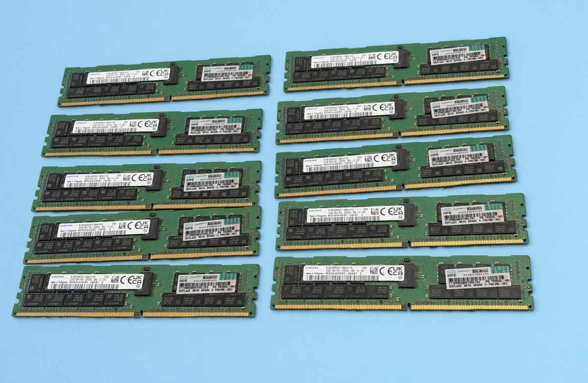 Модуль памяти Samsung 32 ГБ DDR4 3200 МГц RDIMM 1,2 В (M393A4K40EB3-CWEBY) — фото 1