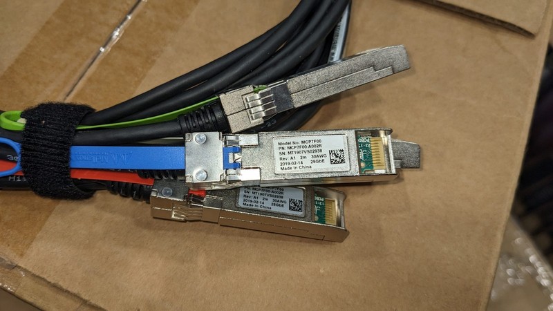 Кабель-разветвитель DAC Mellanox 100GbE→4×25GbE 2 м (MCP7F00-A002R) — фото 1