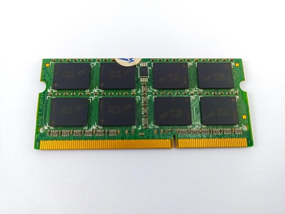 Память Micron DDR4 8GB SOEDIMM 2133 МТ/с (MTA18ASF1G72HZ-2G1A1) — фото 1