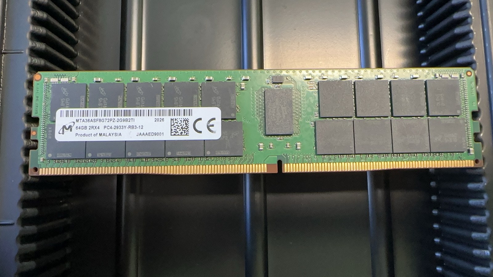Память Micron DDR4 64GB RDIMM 2933 МТ/с (MTA36ASF8G72PZ-2G9B2) — фото 1