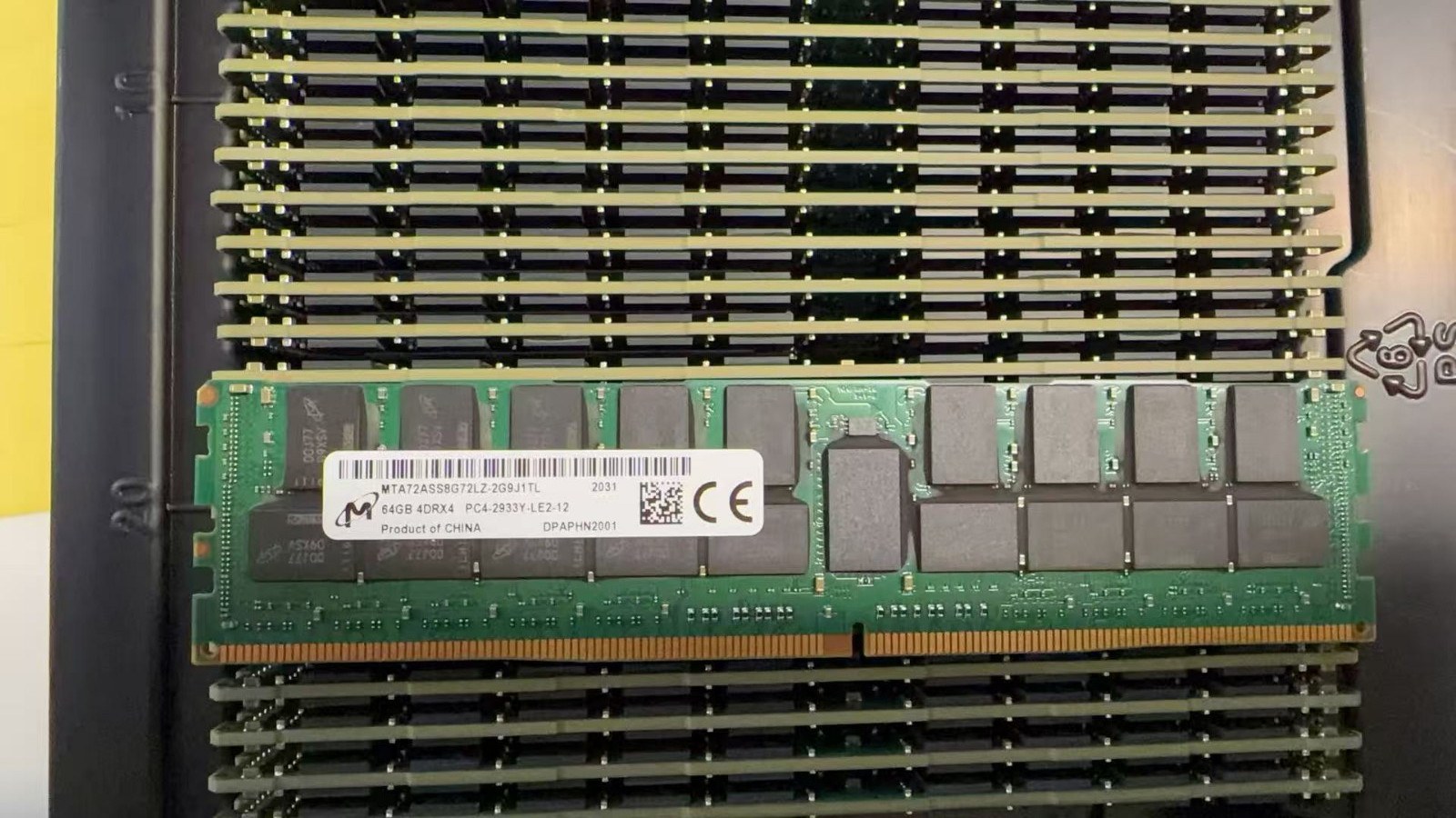 Память Micron DDR4 64GB LRDIMM 2933 МТ/с (MTA72ASS8G72LZ-2G9J2) — фото 2