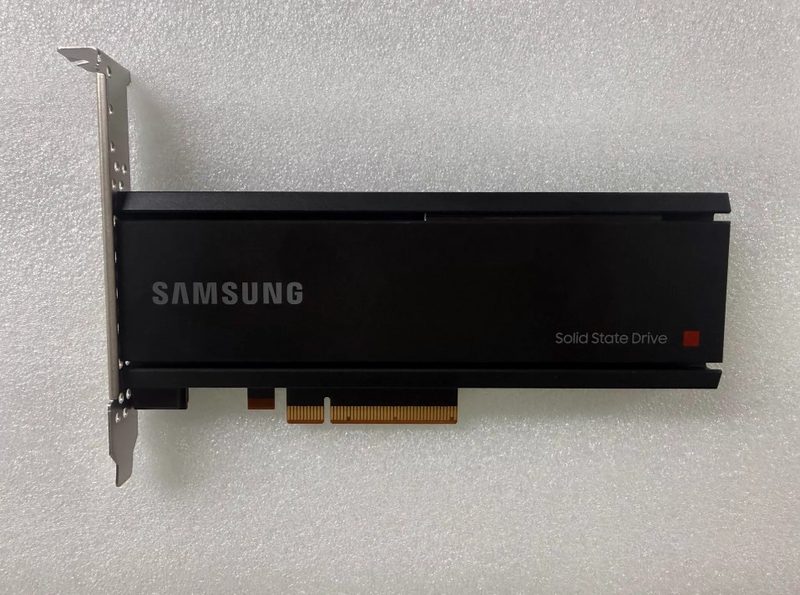 SSD-накопитель Samsung PM1735 3,2 ТБ PCIe HHHL (MZPLJ3T2HBJR-00007) — фото 1