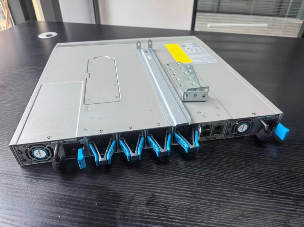 Коммутатор Cisco N9K-C93180YC-FX3 — фото 2