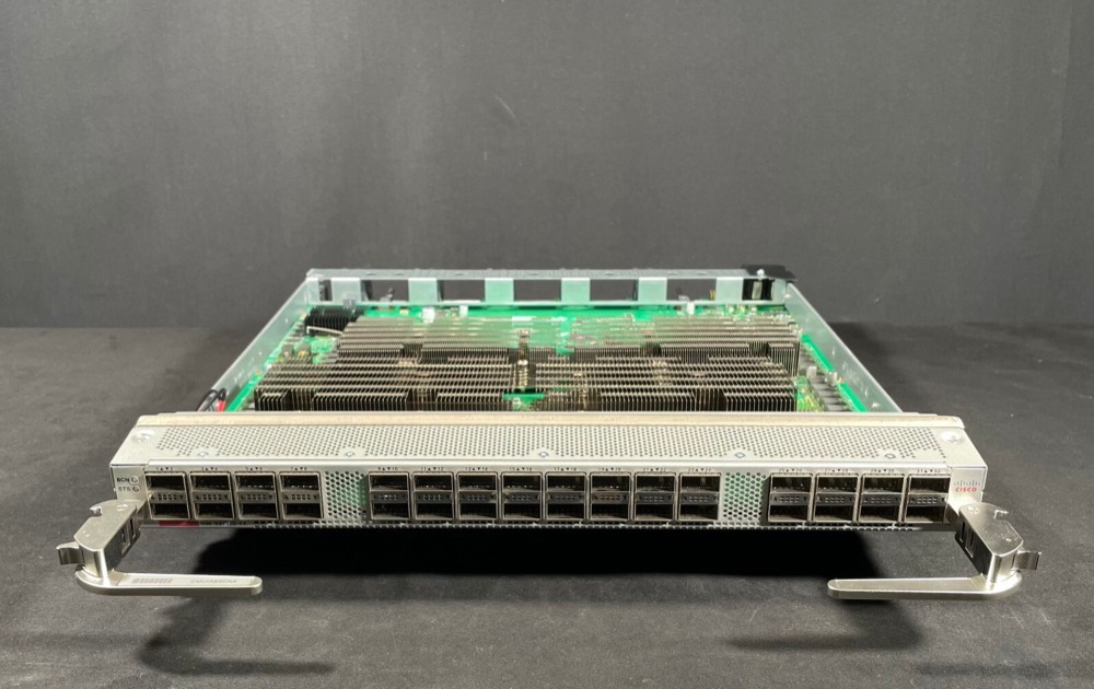 Коммутатор Cisco N9K-X9732C-FX — фото 1