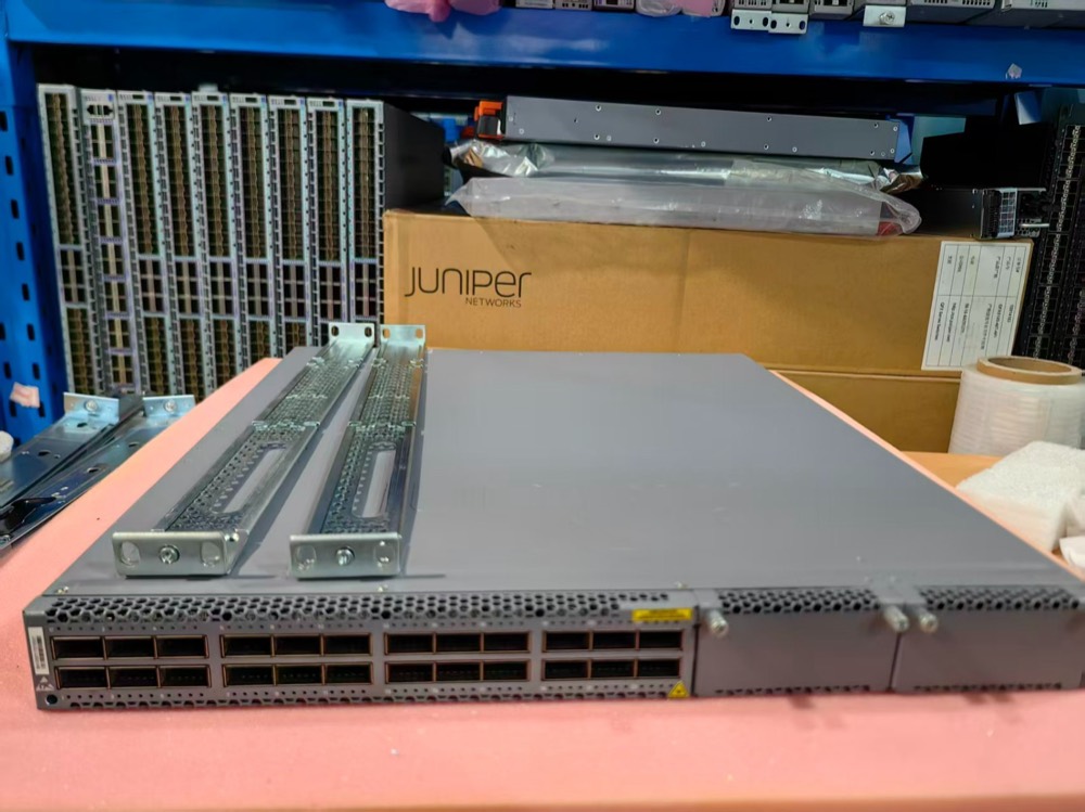Коммутатор Juniper QFX5100-24Q-D-3AFO — фото 1