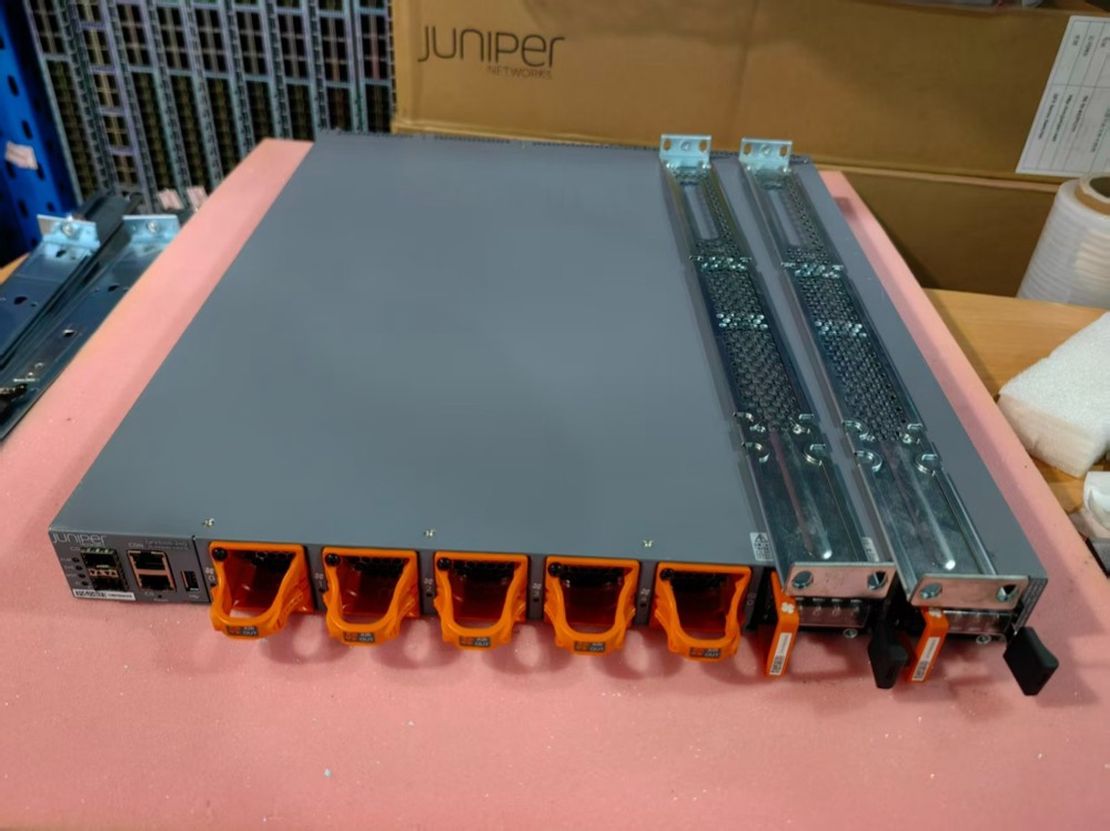 Коммутатор Juniper QFX5100-24Q-D-3AFO — фото 3