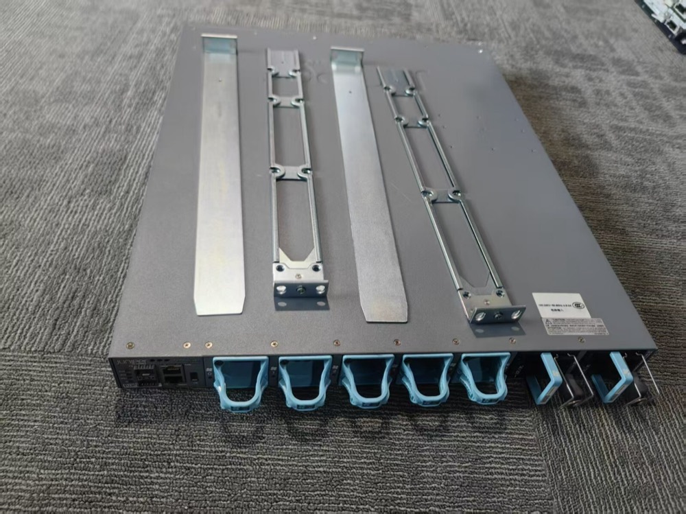 Коммутатор Juniper QFX5100-48T-AFI — фото 2
