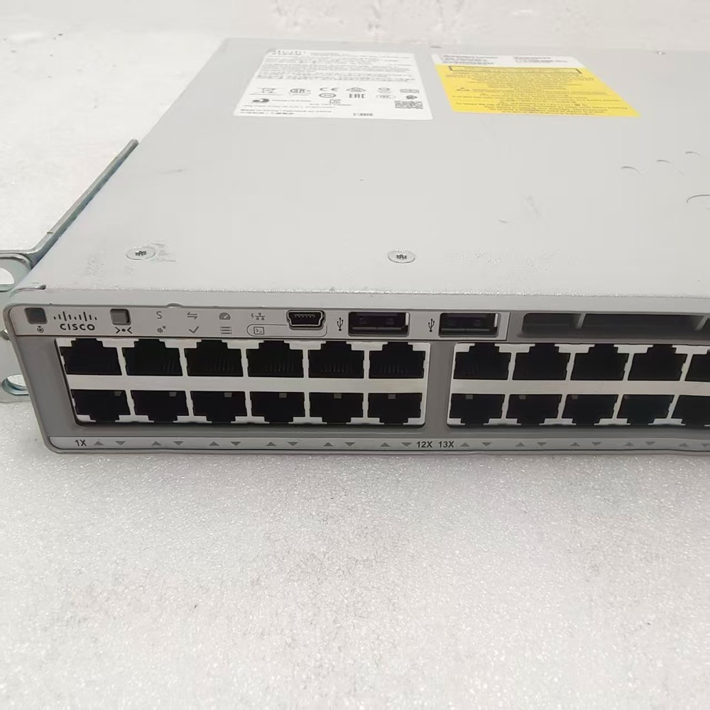 Коммутатор Cisco Catalyst 9200L 48 портов PoE+ 4×SFP 1G (WS-C9200L-48P-4G-E) — фото 1