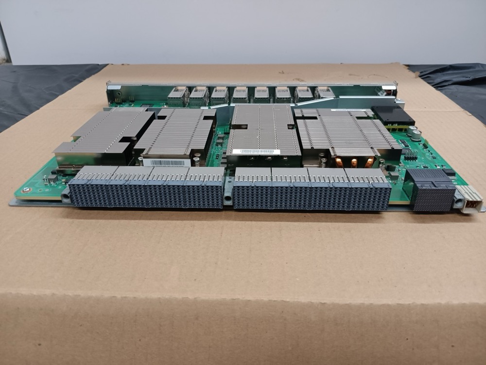 Директор Fibre Channel Brocade X7-8 — директор Gen7 64G, 8 слотов — фото 2